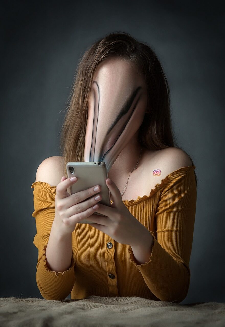 Gesicht einer Frau wird vom Smartphone verschlungen. Aufer der Schulter sieht man das Instagram Logo