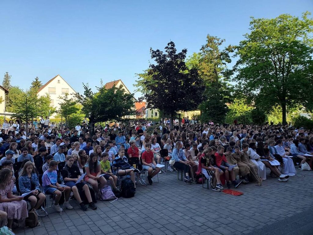Gottesdienst auf dem Schulhof