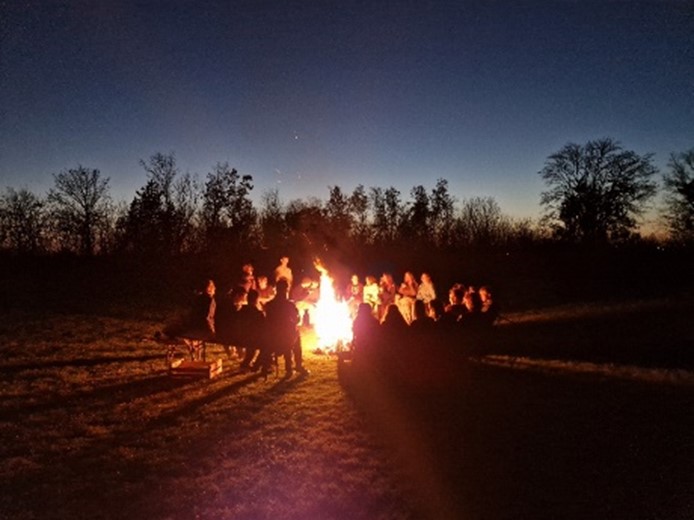 Schüler an einen Lagerfeuer