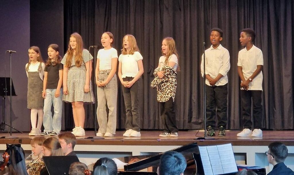 Sängerinnen und Sänger aus der 5a