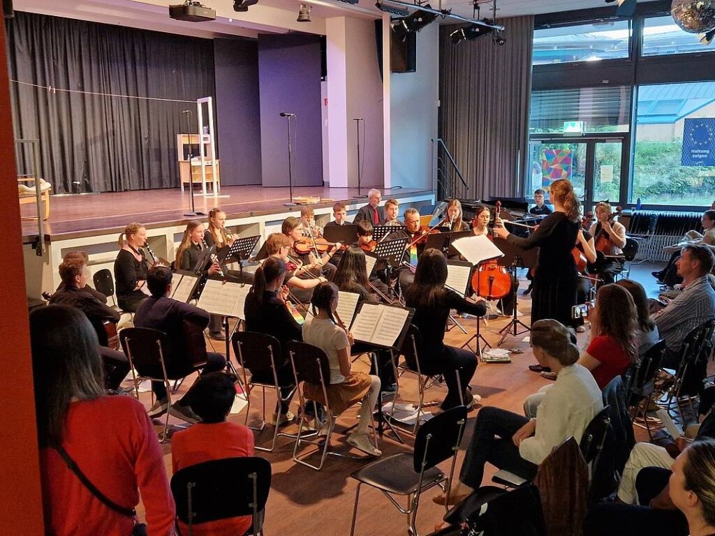 Das Orchester und das Bläser-Ensemble