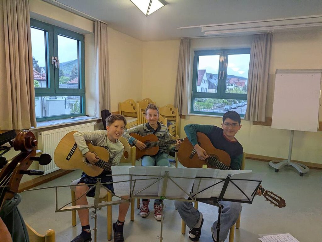 Schüler beim Spielen der Gitarre
