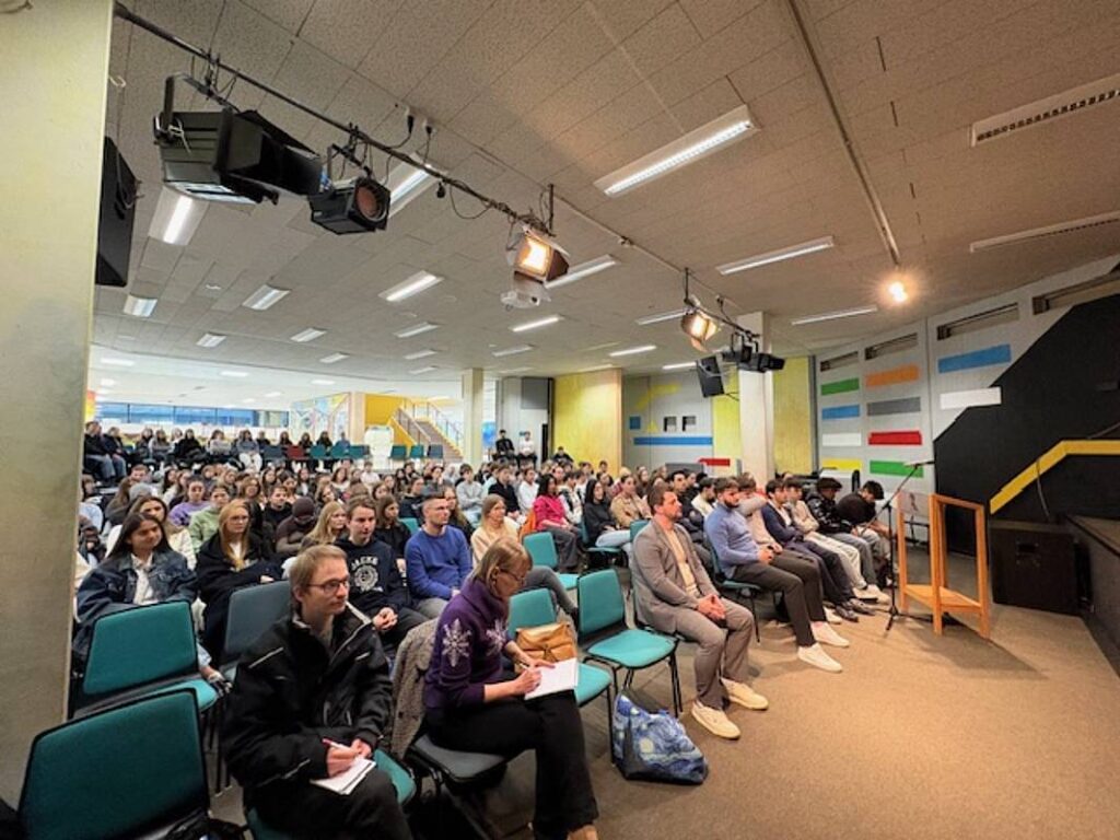 Die Zuhörenden in der Aula der Alexander-von-Humboldt-Schule